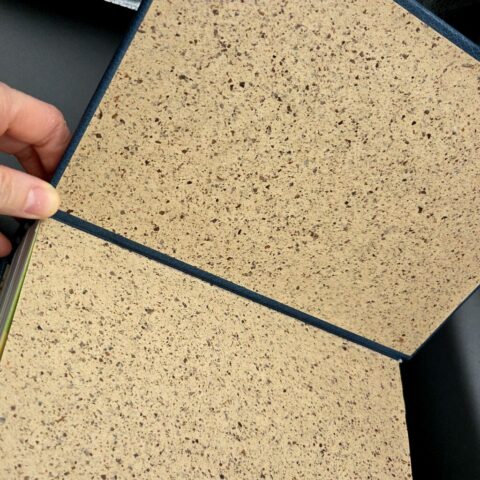 Vue d'une garde rapportée en papier cacao, charnière en cuir bleue