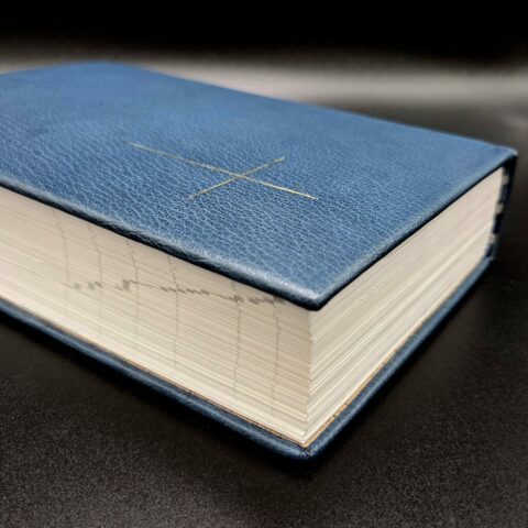 Vu du coin supérieur droit de la Bible en cuir bleu