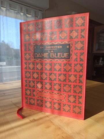 Reliure Bradel en parlante sur toile rouge, "La Dame Bleue"