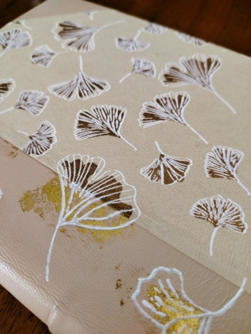 gros blanc d'un décor en feuilles de gingko