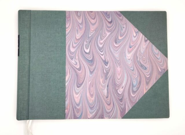 Vue de face des partitions réparées, couvrure en toile avec des coins.