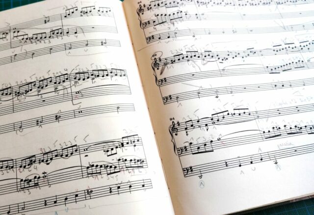 Partitions pour orgue ouvertes à plat après réparations