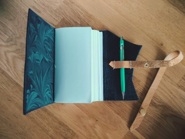 Détail du carnet rechargeable ouvert, cuir doublé en papier marbré à la cuve