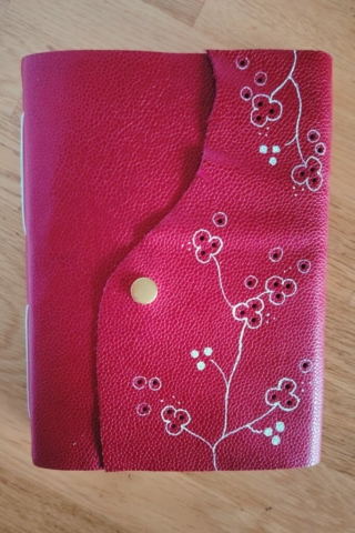 Carnet en cuir souple rouge, décor ajouré avec dessin au Poska