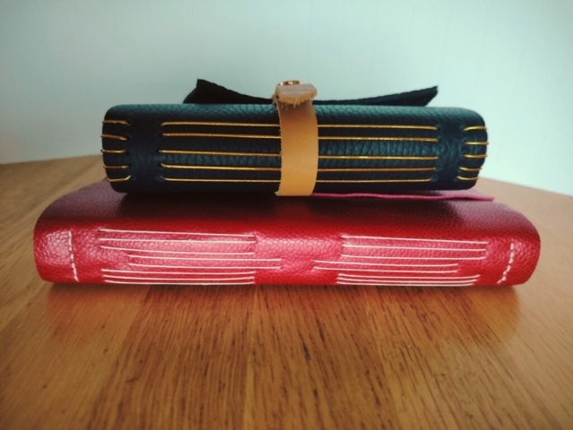 Détail du dos de deux carnets en cuir souple
